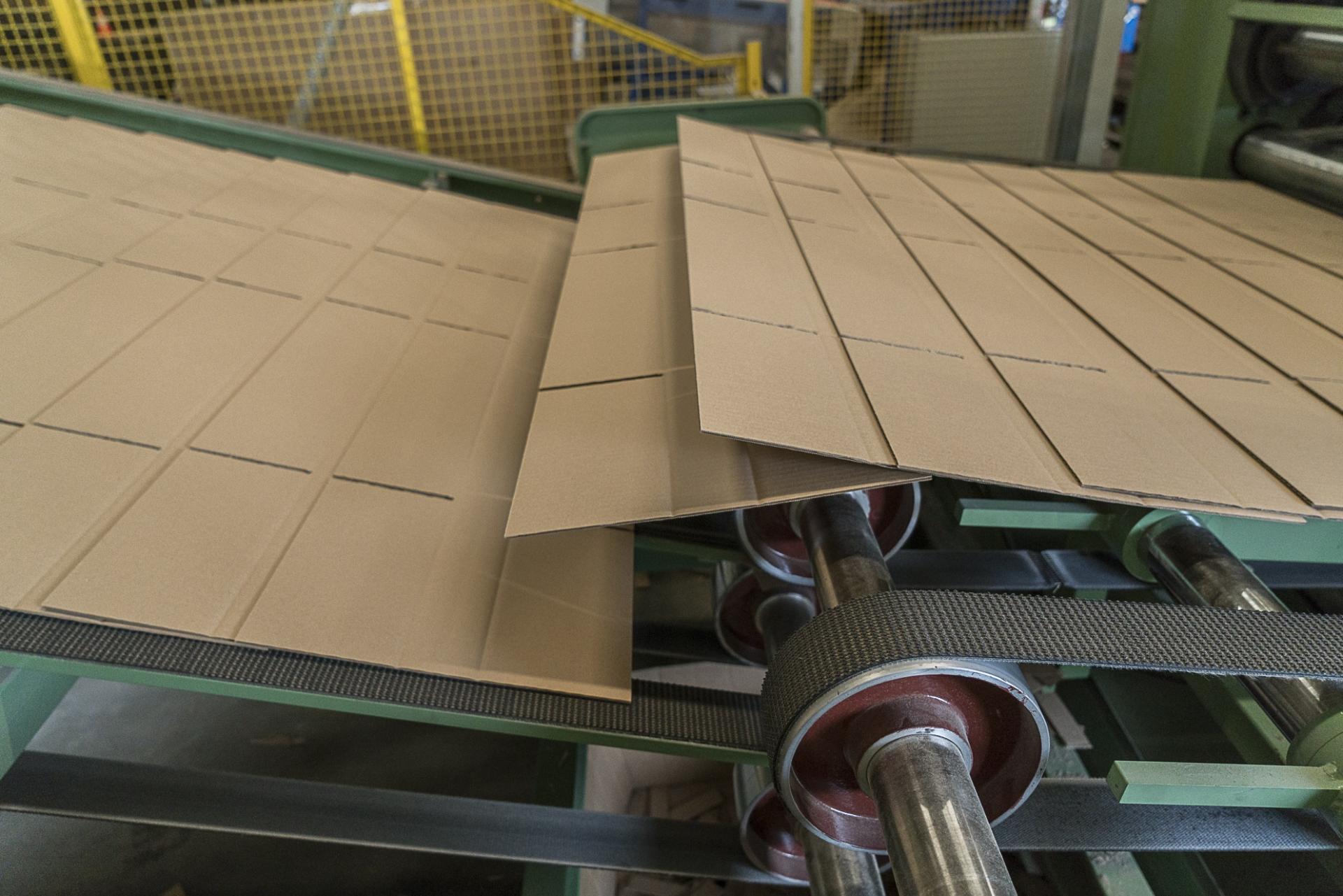 Kartonnen dozen worden gesneden door de machine bij Doosopmaat.nl