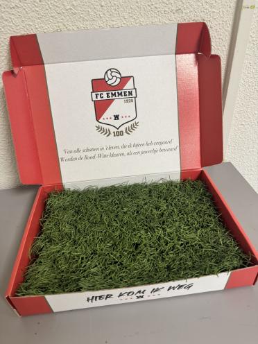 Een doos op maat geproduceerd voor FC Emmen gemaakt door Doosopmaat.nl