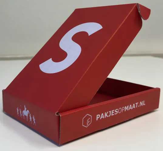Postdoos geproduceerd tijdens Sinterklaas als chocoladeletter doos door Doosopmaat.nl