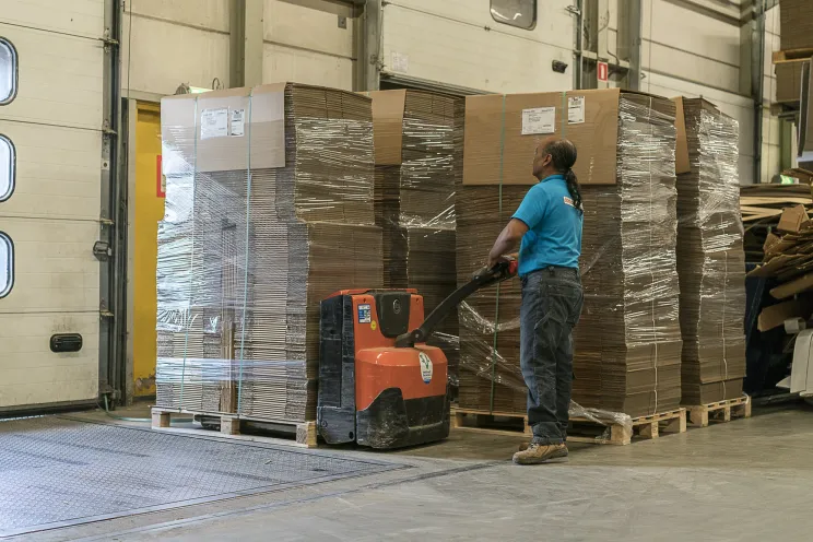 Een pallet met kartonnen dozen die met GLS meegaan om geleverd te worden bij de klant