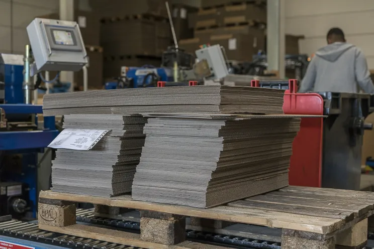Kartonnen dozen uitgeslagen uit het kartonnen frame en verzameld op een pallet