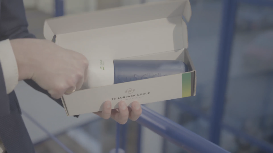 Postdoos met bedrukking precies op maat waar een flesje in past | Doosopmaat.nl