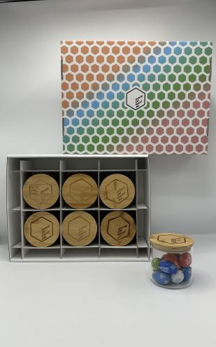 Magazijndoos fefco 422 samen met een vakverdeling (met buffer) fefco 934 om snoeppotten te verzenden | Doosopmaat.nl