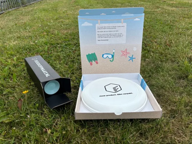 Postdoos 421 op maat gemaakt en bedrukt om een frisbee te verzenden als brievenbusverpakking
