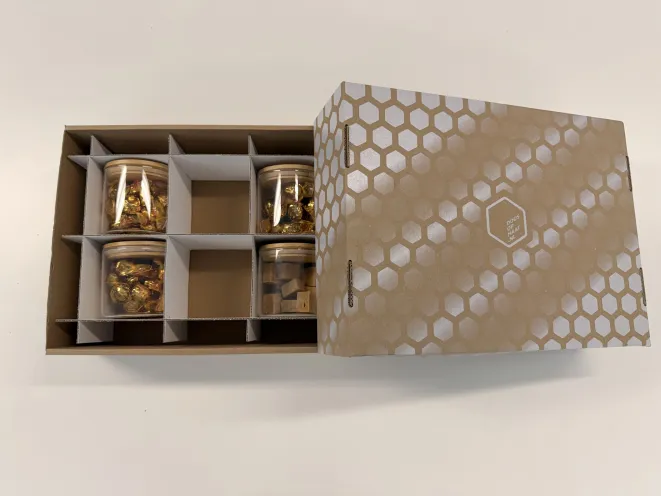 Fefco 330 bodem deksel doos om glazen potten te vervoeren in combinatie met een vakverdeling om de potten gescheiden te houden